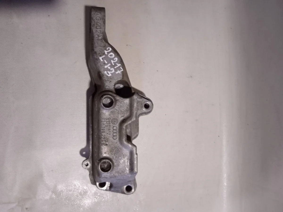 Кронштейн опоры двигателя Volkswagen Golf Mk4 (1997—2006)