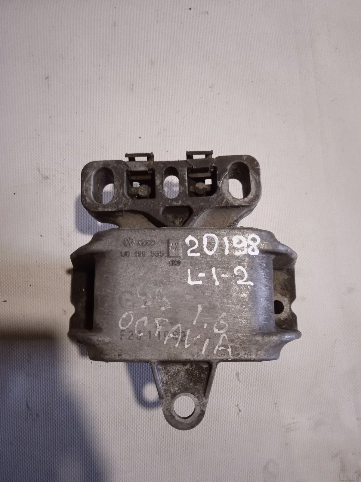 Опора ( подушка ) двигателя Volkswagen Bora A4 (1998—2005)