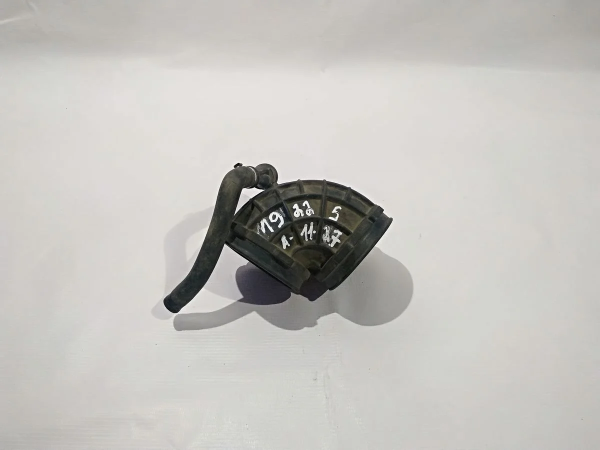 Патрубок воздушный Audi A8 D2 (1994—1999)