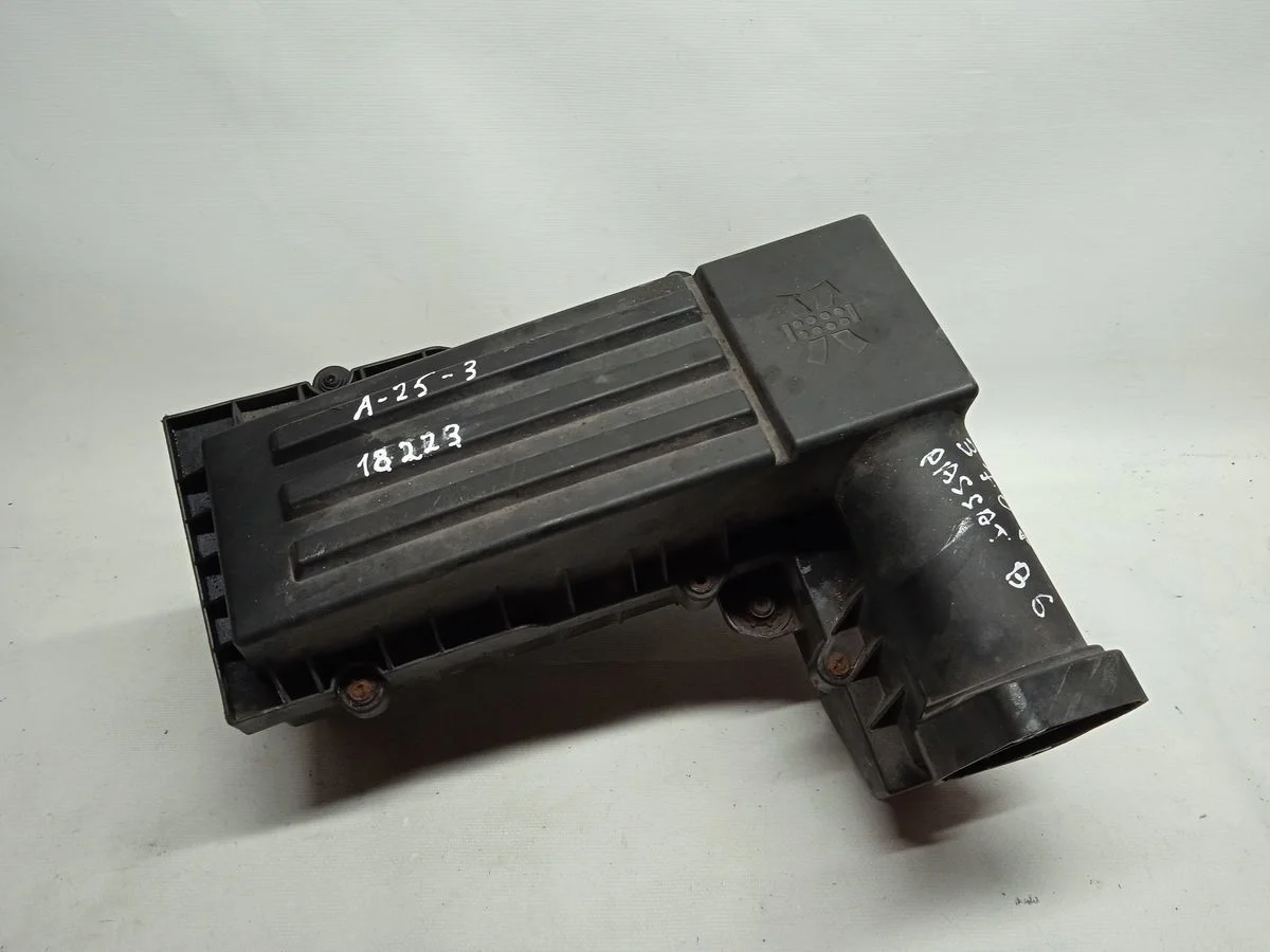 Корпус воздушного фильтра Volkswagen Passat B6 (2005—2010)