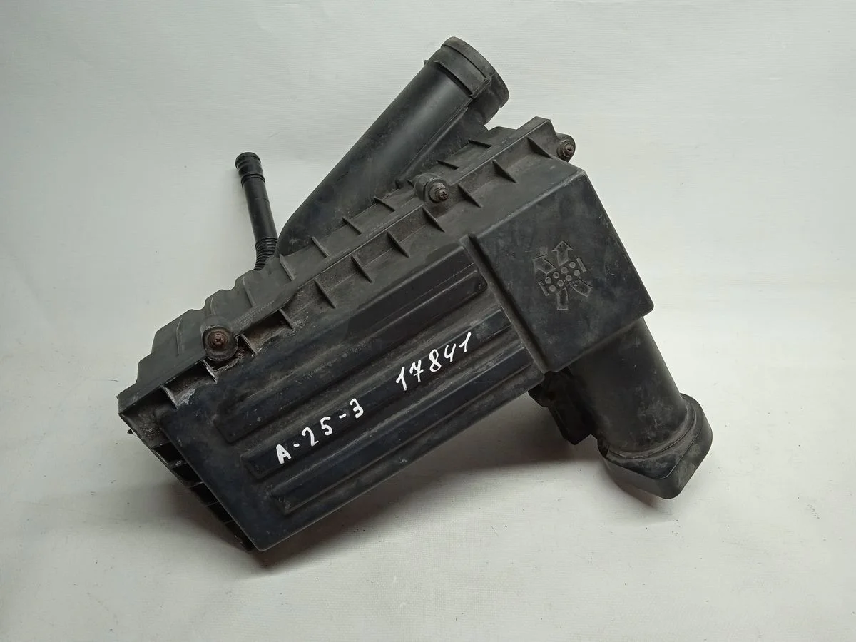 Корпус воздушного фильтра Volkswagen Passat B6 (2005—2010)