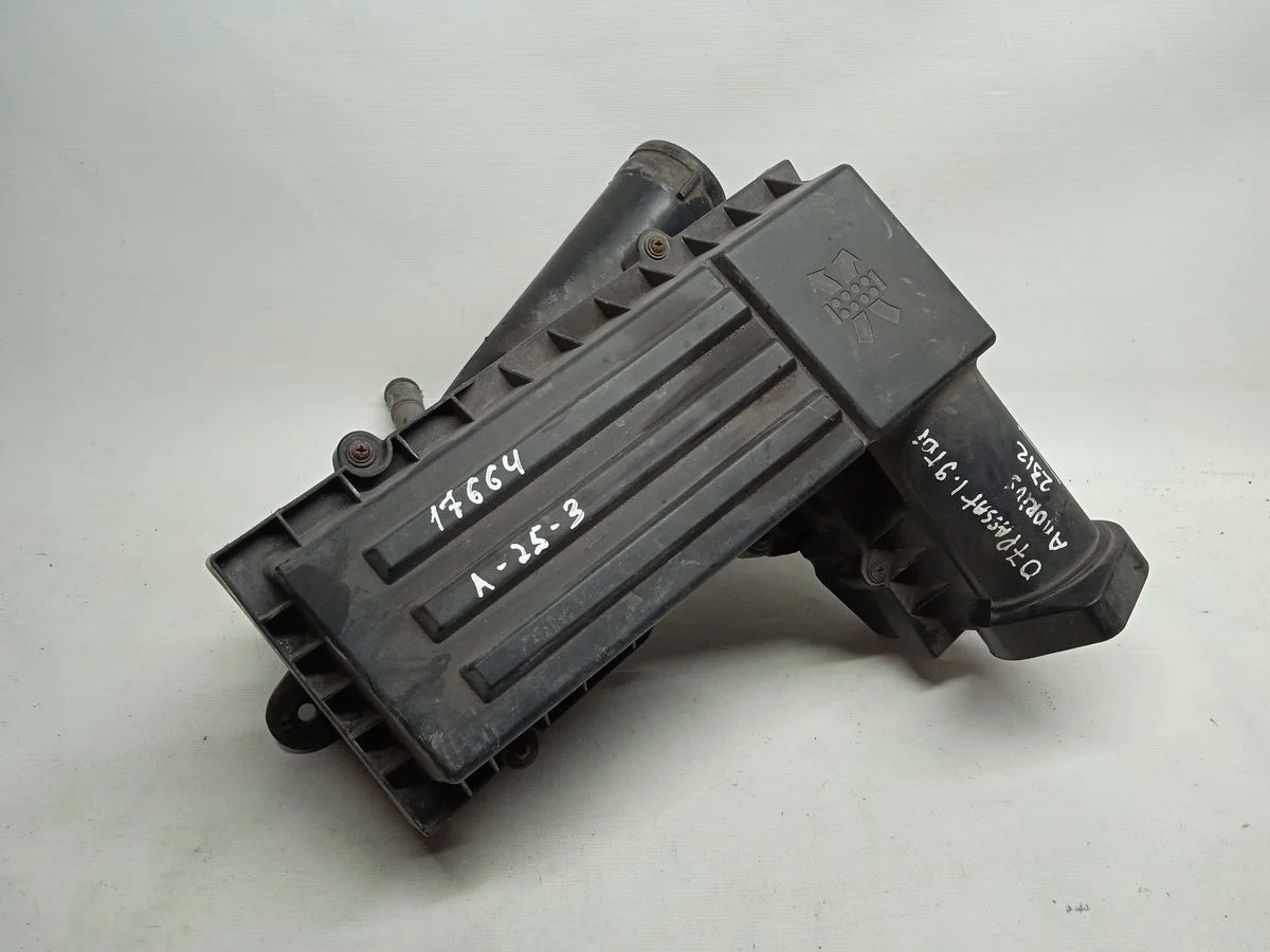 Корпус воздушного фильтра Volkswagen Passat B6 (2005—2010)