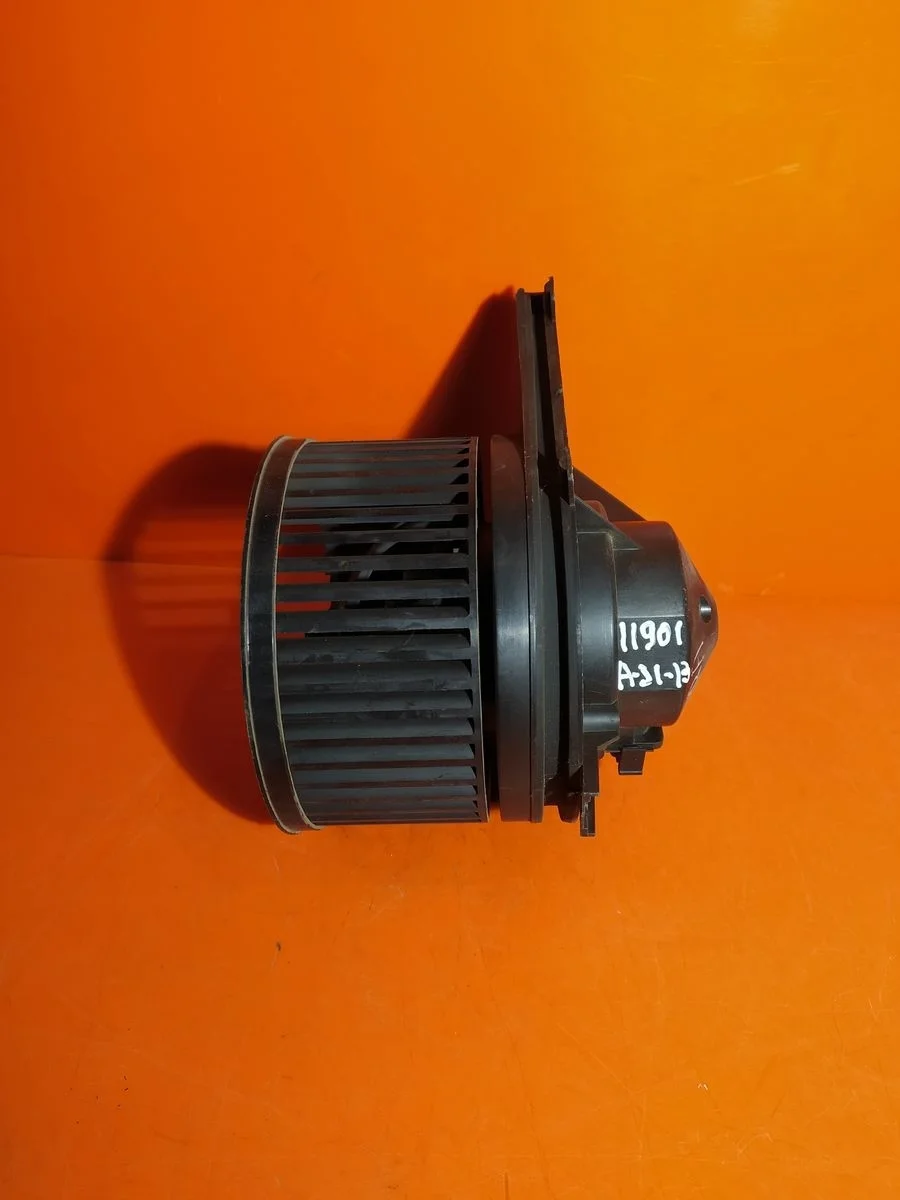 Двигатель отопителя (моторчик печки) Volkswagen Golf Mk4 (1997—2006)