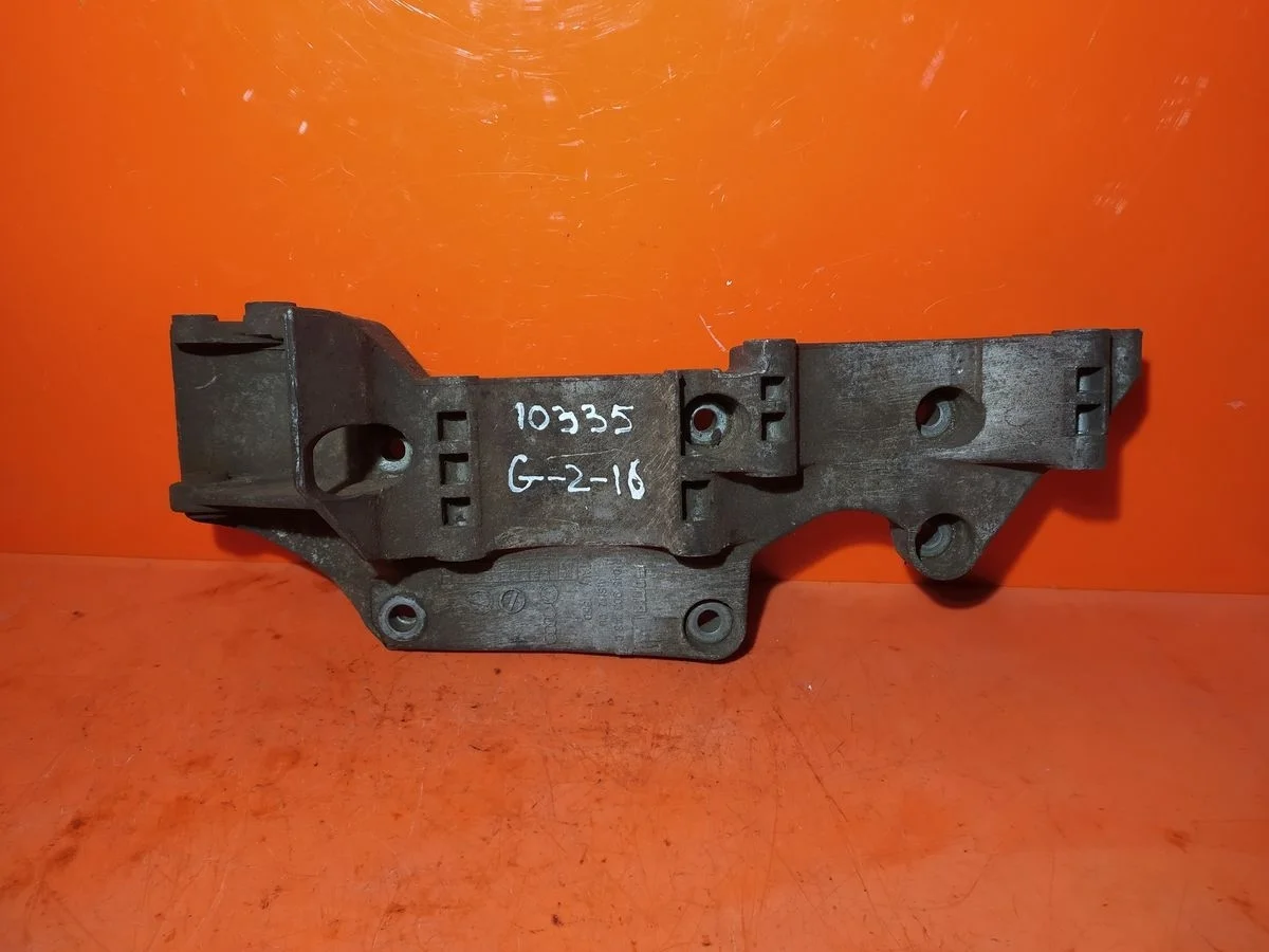 Кронштейн генератора Volkswagen Golf Mk4 (1997—2006)