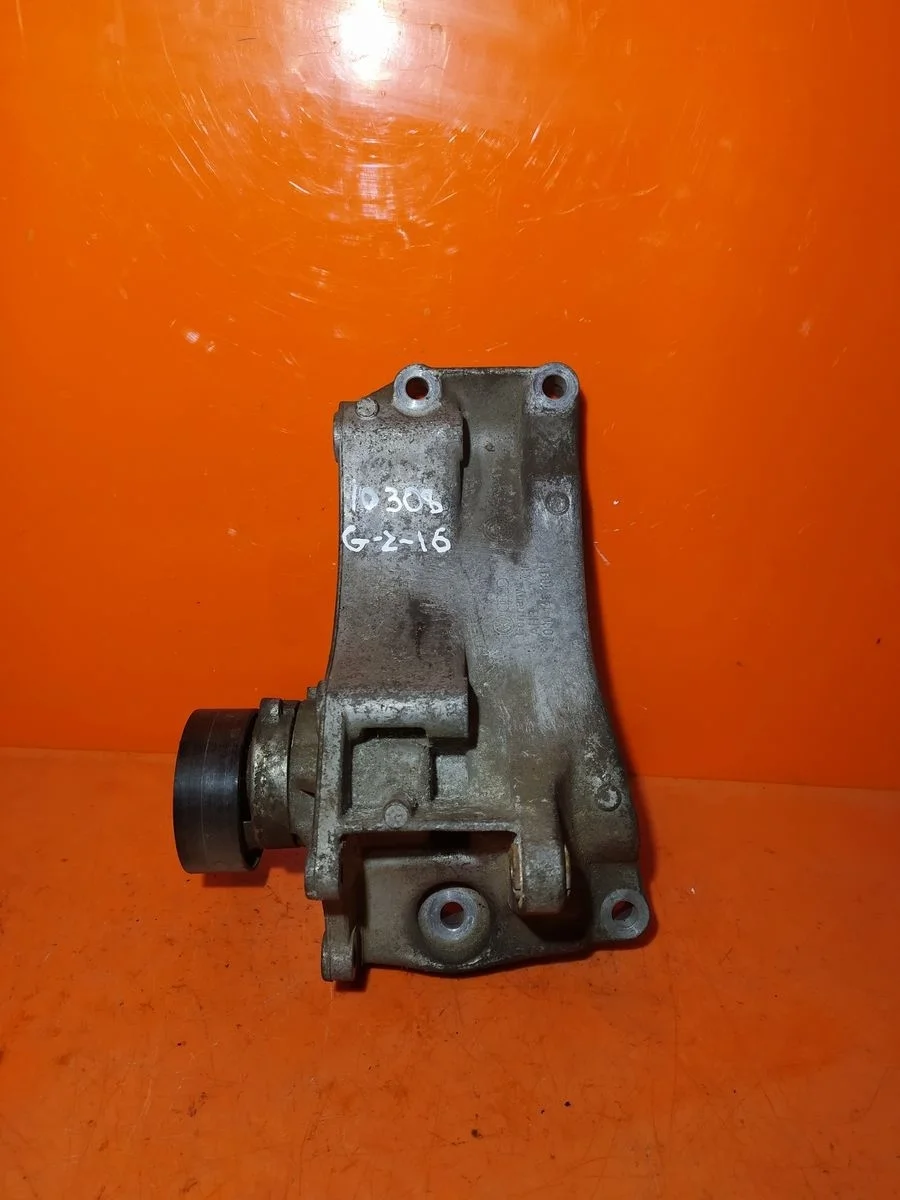 Кронштейн генератора Volkswagen Bora A4 (1998—2005)