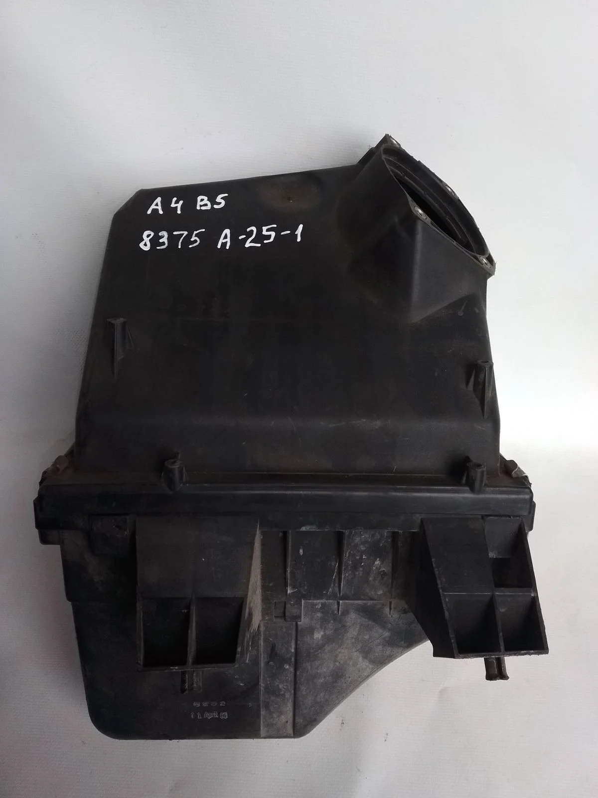 Корпус воздушного фильтра Audi A4 B5 (1994—1999)