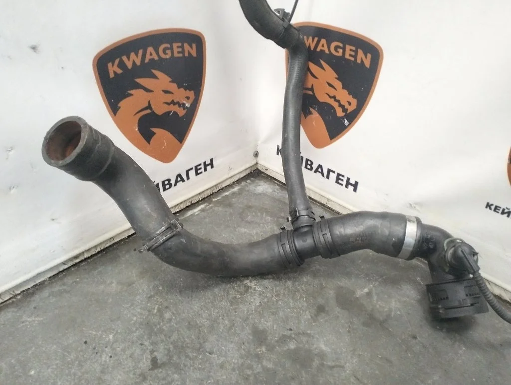 Патрубок системы охлаждения Audi Q7 2012 4L