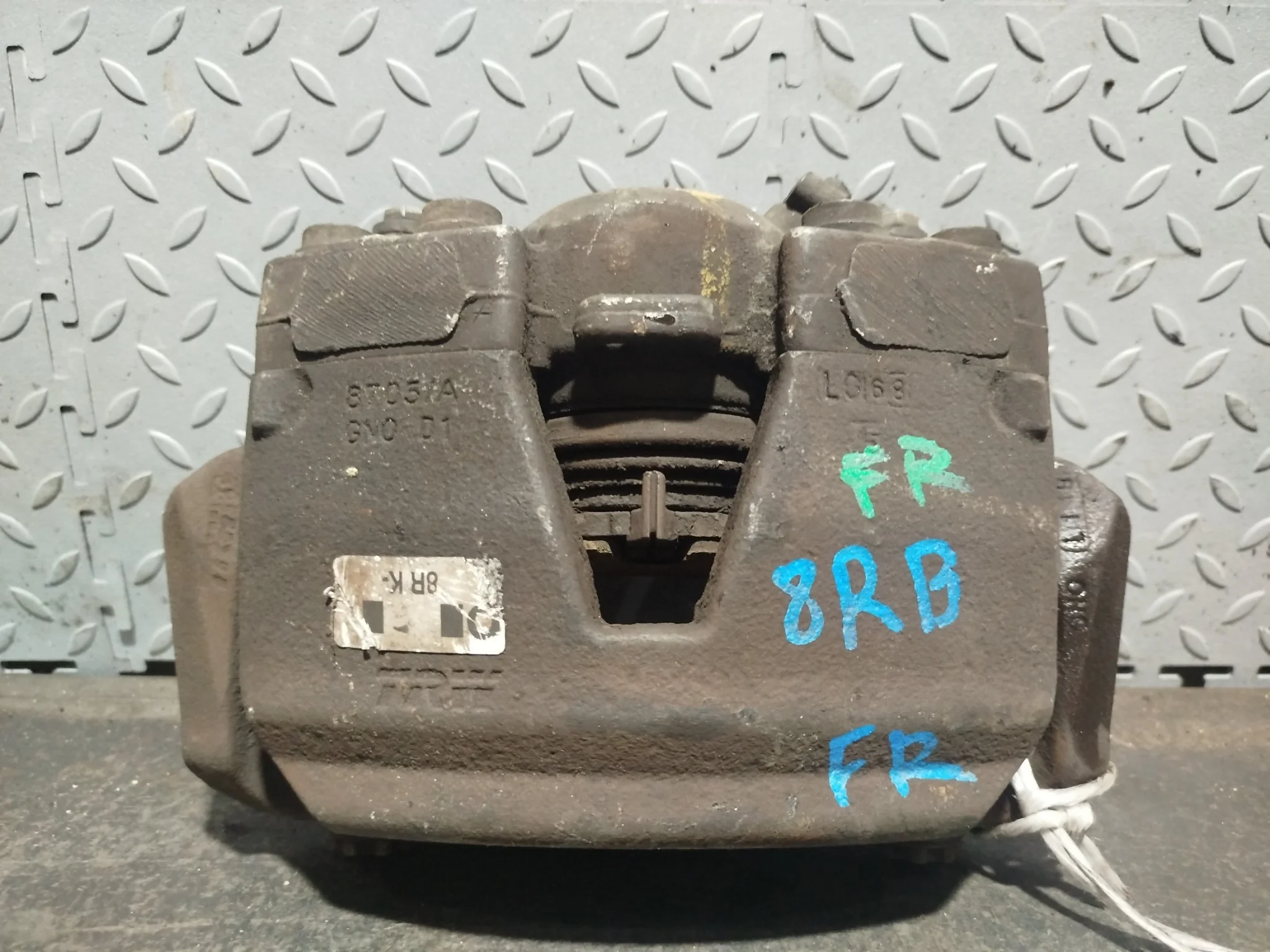 СУППОРТ В СБОРЕ AUDI ПЕРЕД ПРАВО 8K0615124B