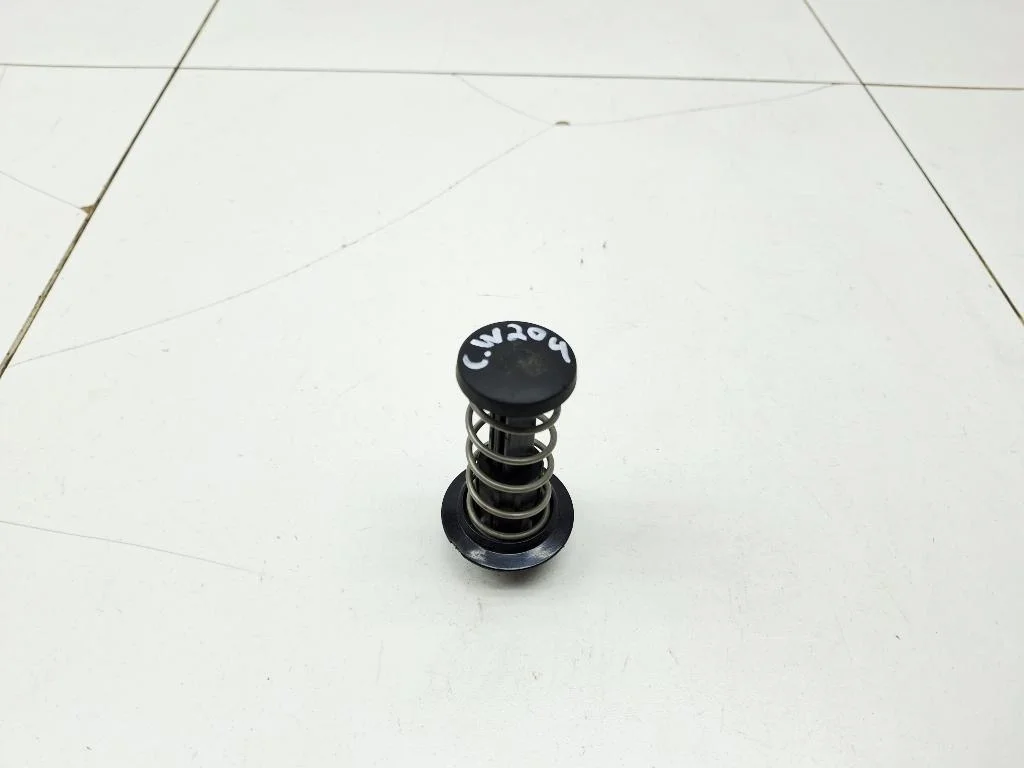 Отбойник капота Mercedes-Benz -Class W204