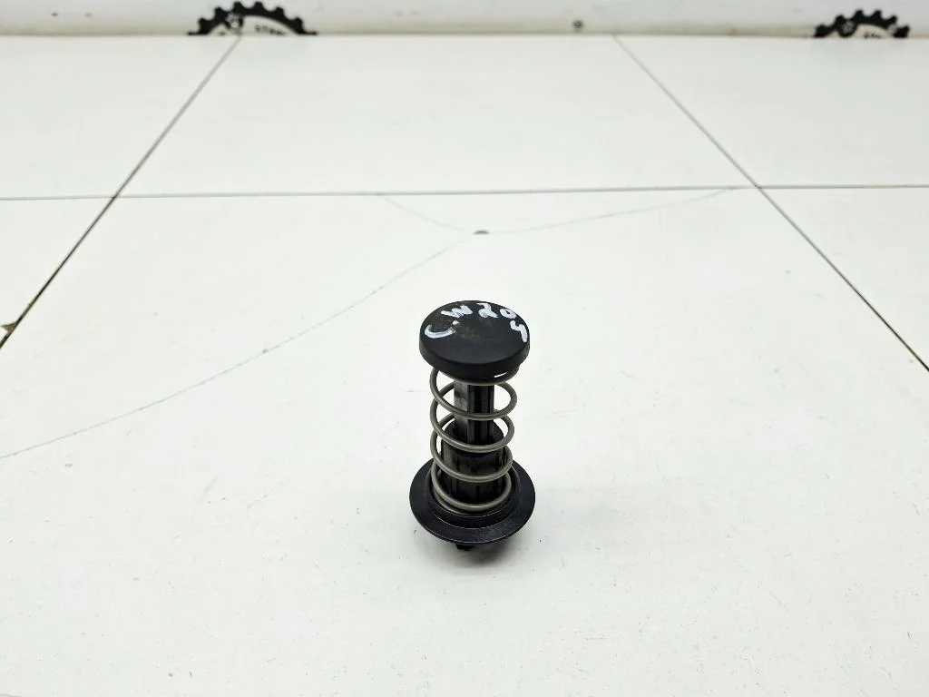 Отбойник капота Mercedes-Benz -Class W204