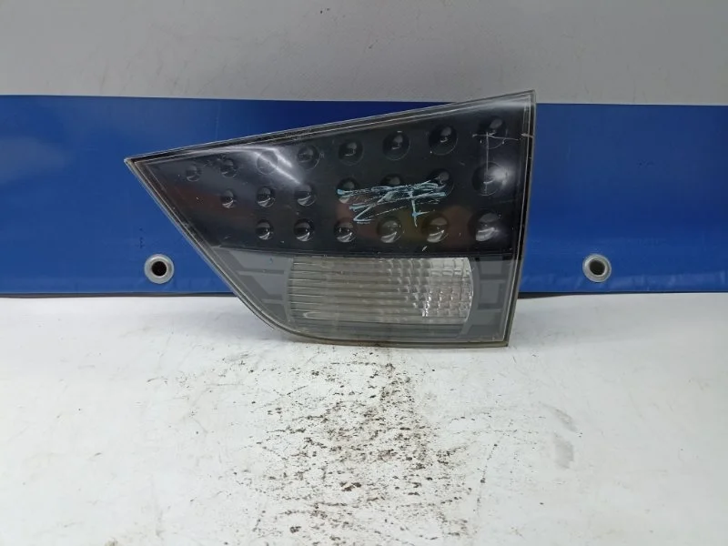 Фонарь внутренний Mitsubishi Outlander XL 2007 8331A064 CW5W, задний правый