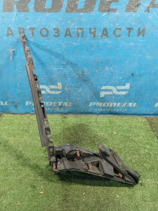 Кронштейн фары передний левый Toyota Land Cruiser