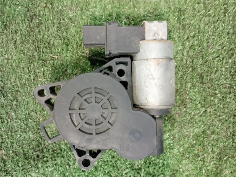 Моторчик стеклоподъемника задний правый Mazda 3 BK