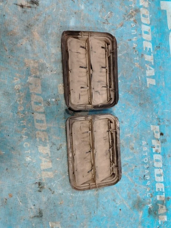 Решетка вентиляционная левая Renault Duster