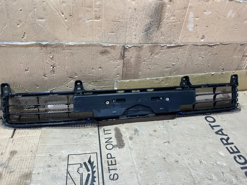 Решетка в бампер TOYOTA Land Cruiser 2015 5311260110 URJ200 1VD-FTV 4.5