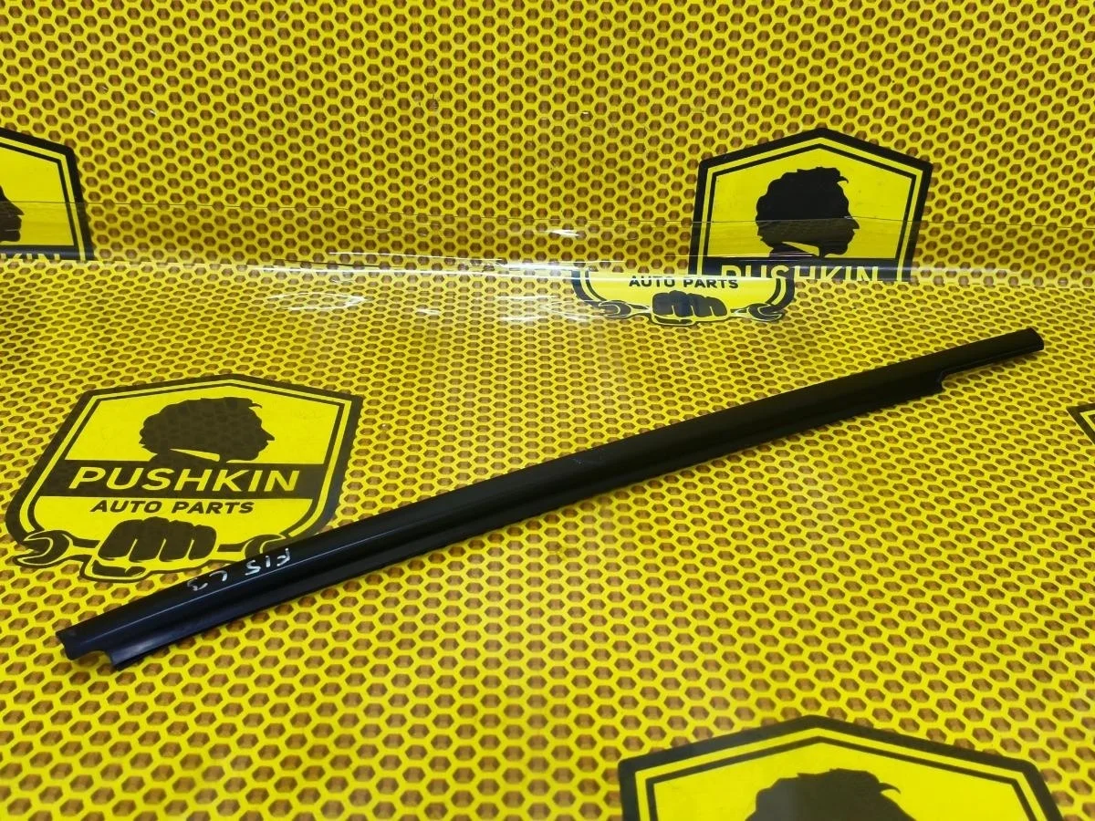 Бархотка внешняя Nissan Juke 2011 828211KA0A F15 HR16DE, задняя левая