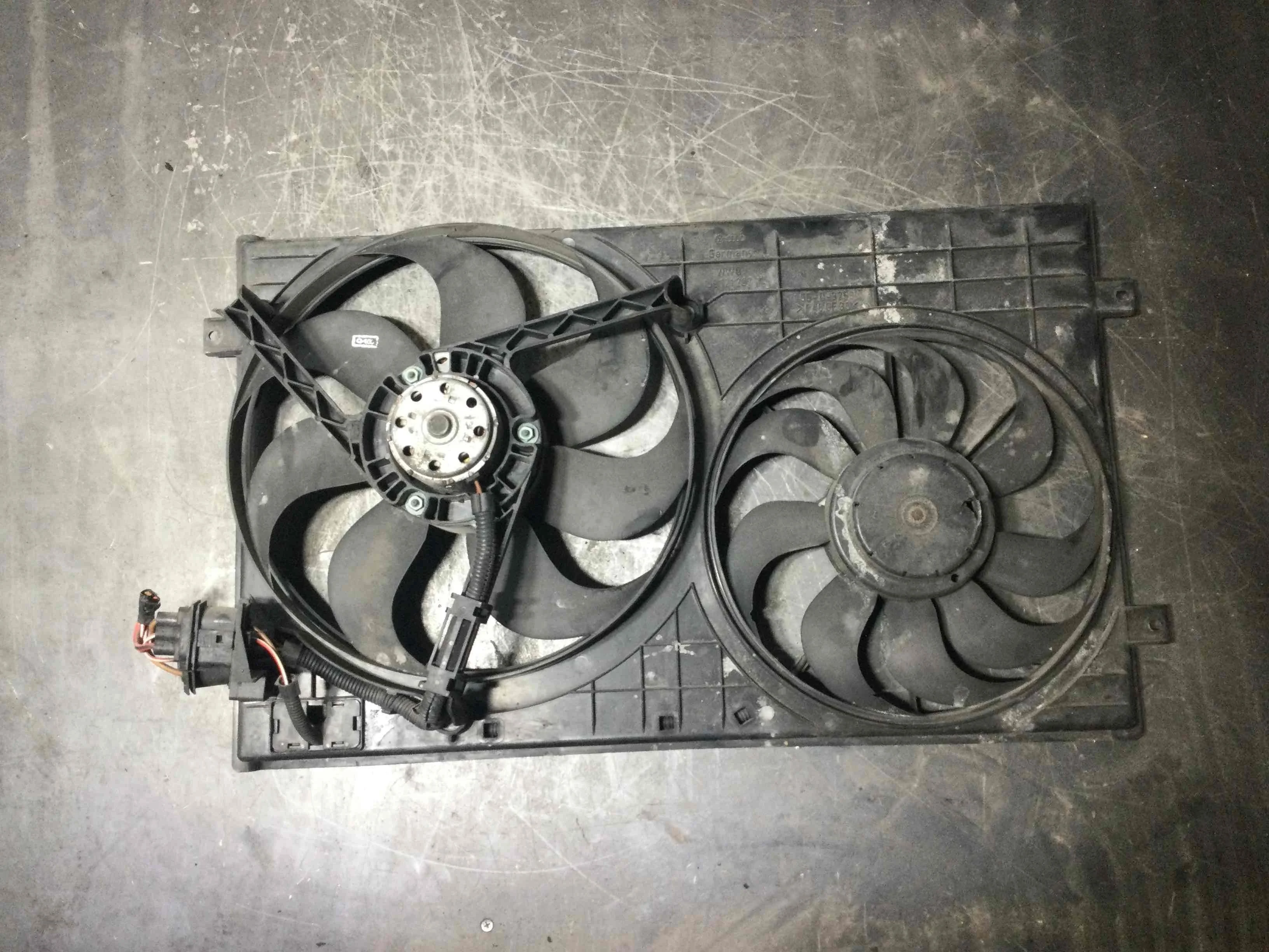 Вентилятор радиатора Volkswagen Golf 4 поколение (1997-2004) бензин 1.6 i Механика Х/б