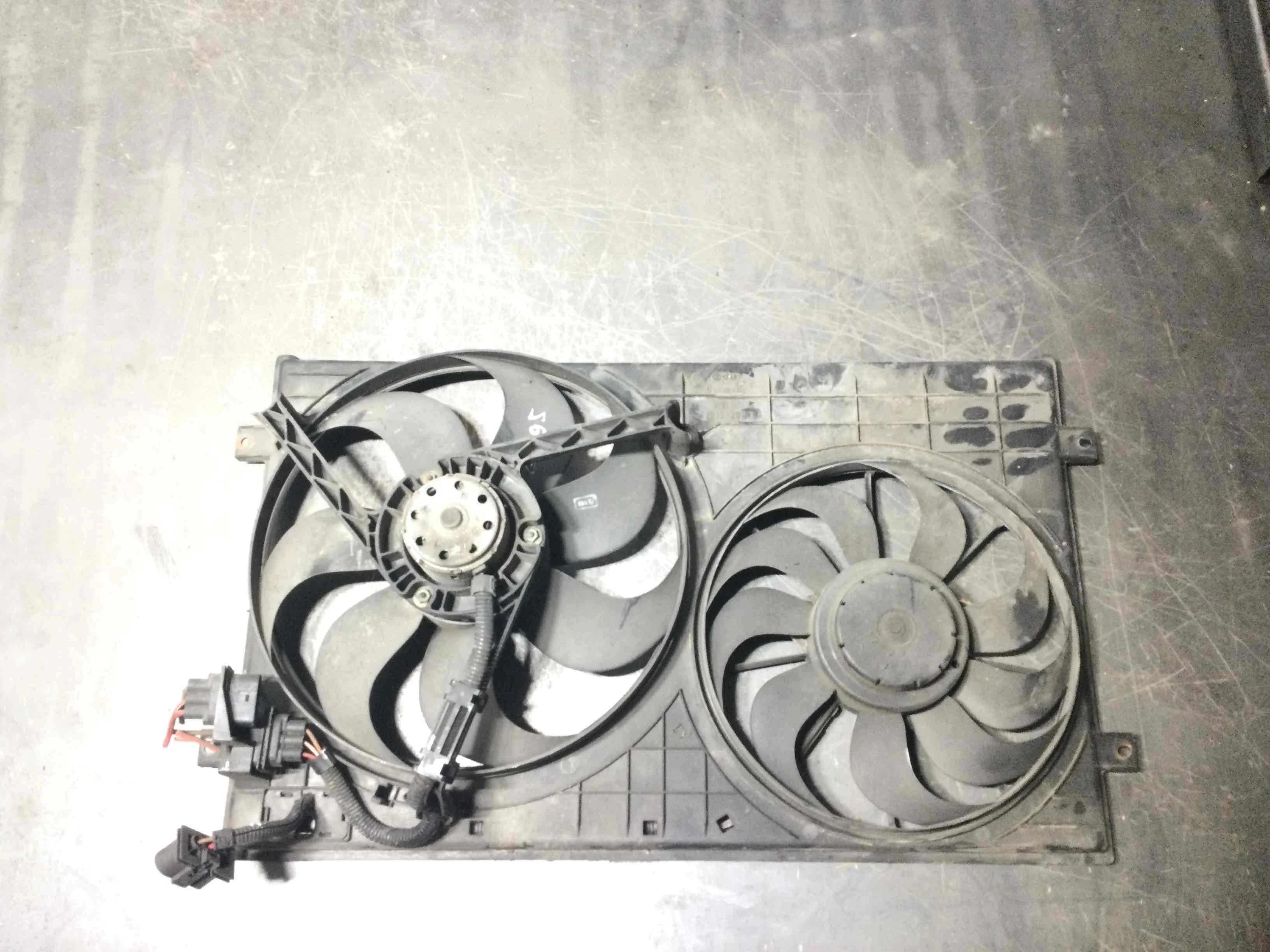 Вентилятор радиатора Volkswagen Golf 4 поколение (1997-2004) бензин 1.4 i Механика Х/б