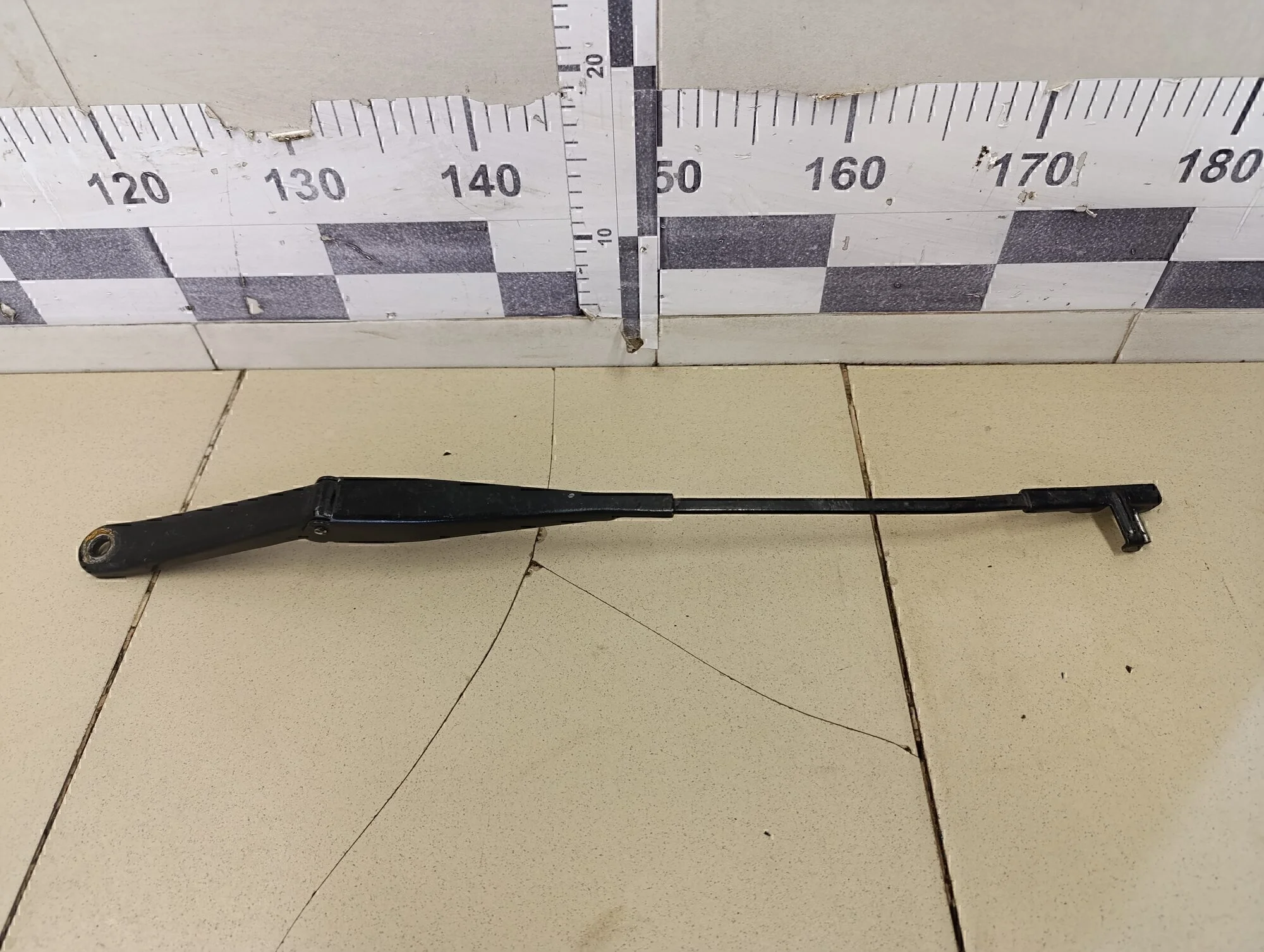 Поводок стеклоочистителя передний левый Focus II 2005-2008