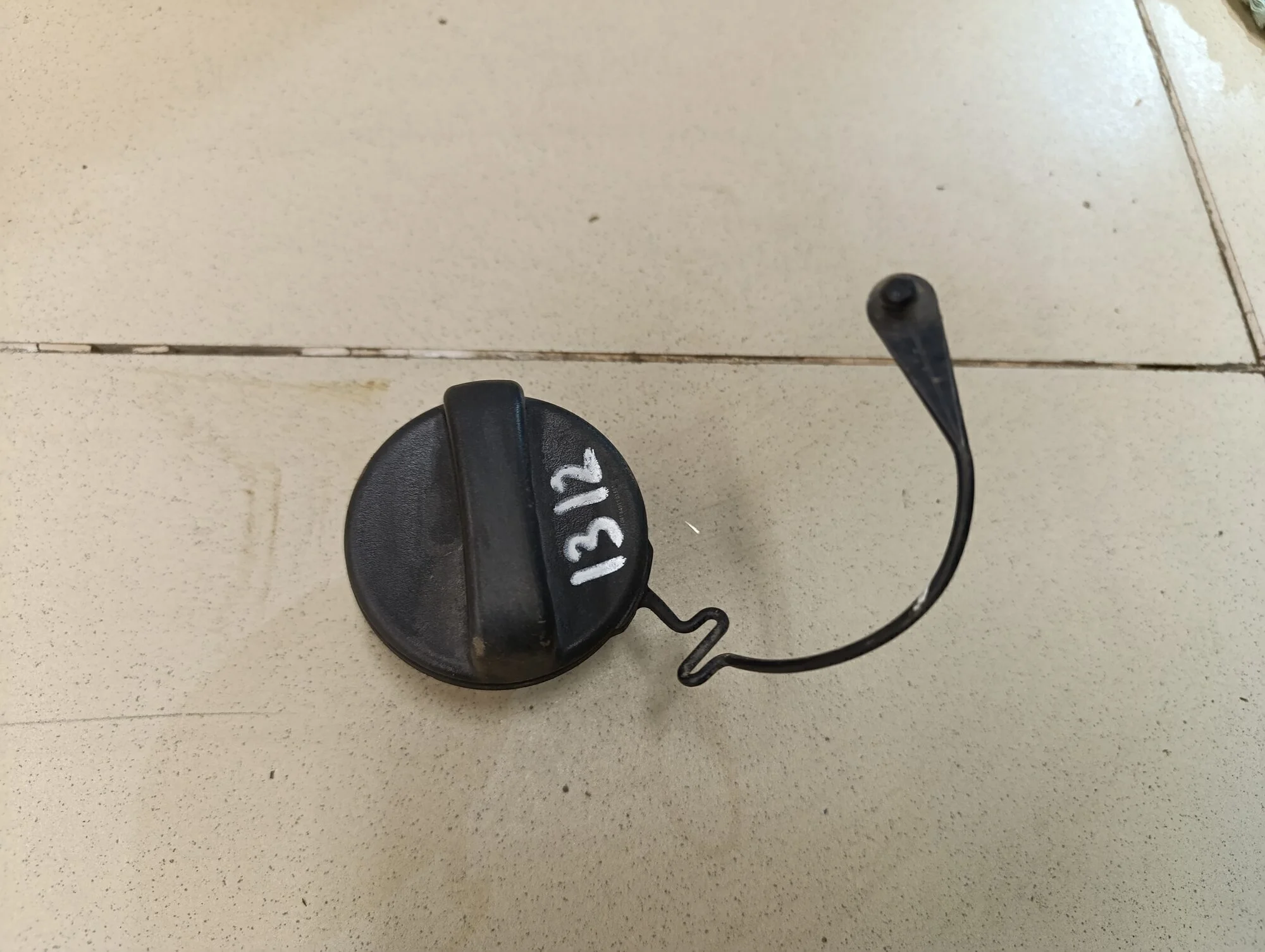 Крышка топливного бака Avensis II 2003-2008