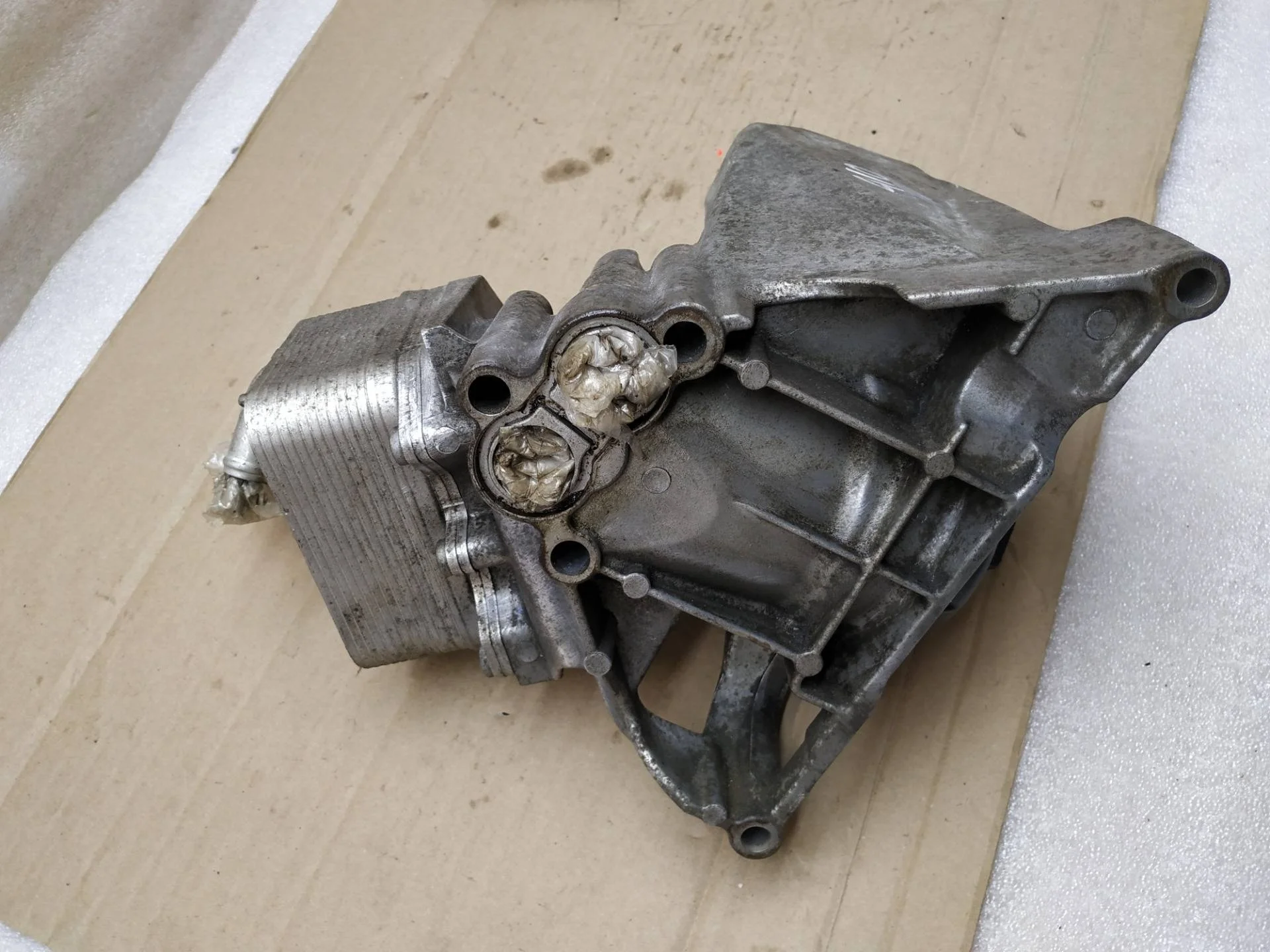 радиатор охлаждения масляный (двигателя) Volkswagen Touareg 2 7P6 2015