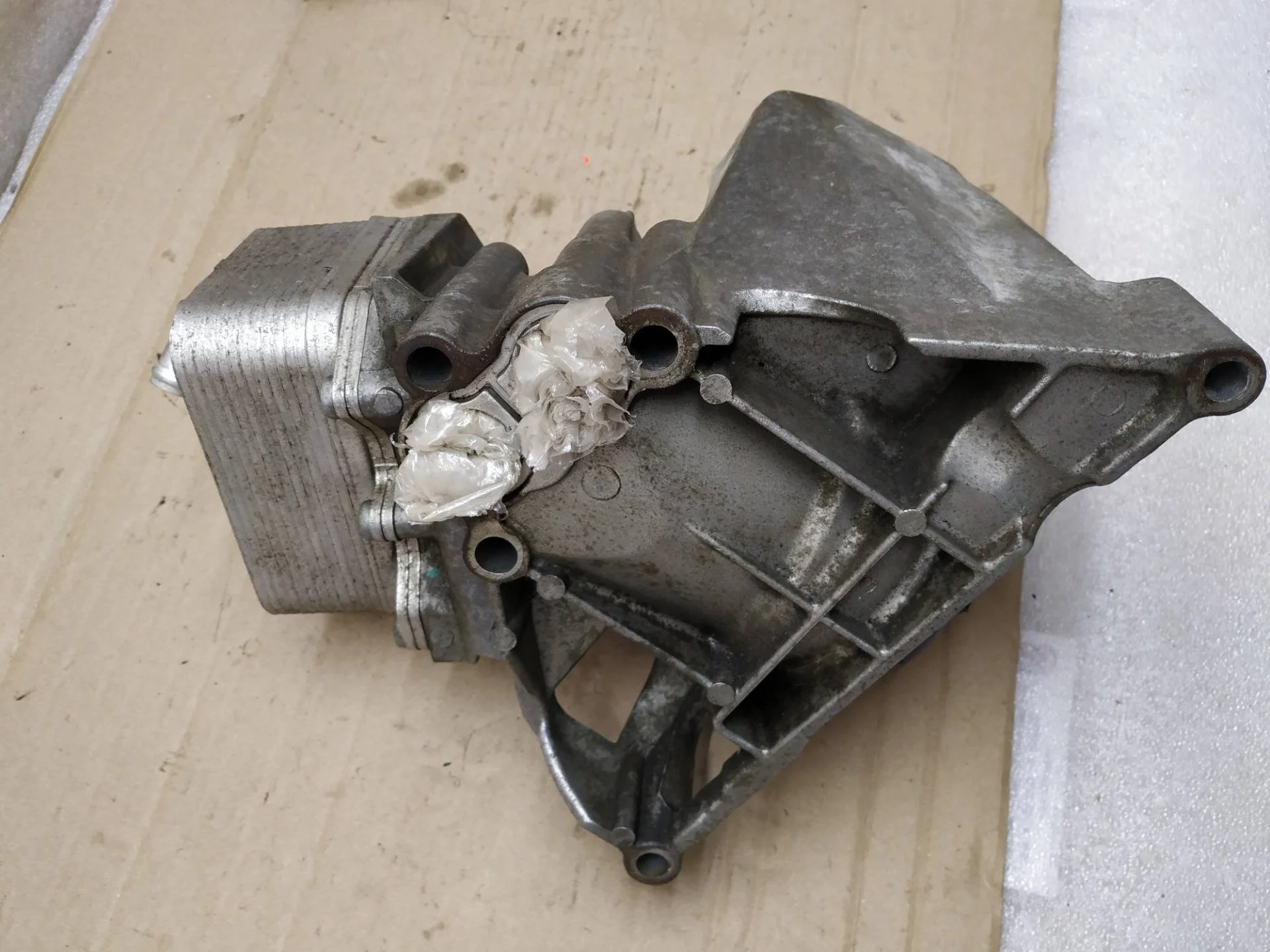 радиатор охлаждения масляный (двигателя) Volkswagen Touareg 2 7P6 2013