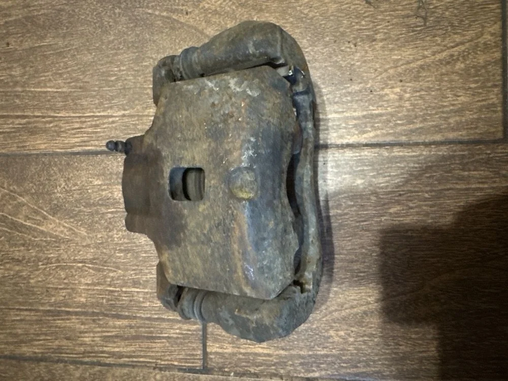 Суппорт тормозной передний левый Mitsubishi Lancer IX рестайлинг (2005—2010)