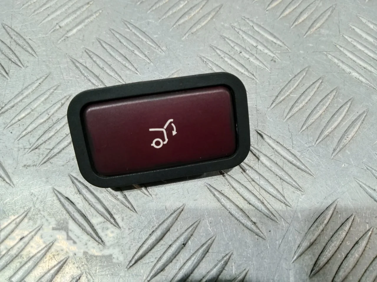 [Б/У] Кнопка закрывания багажника [Код: 00666781 ]