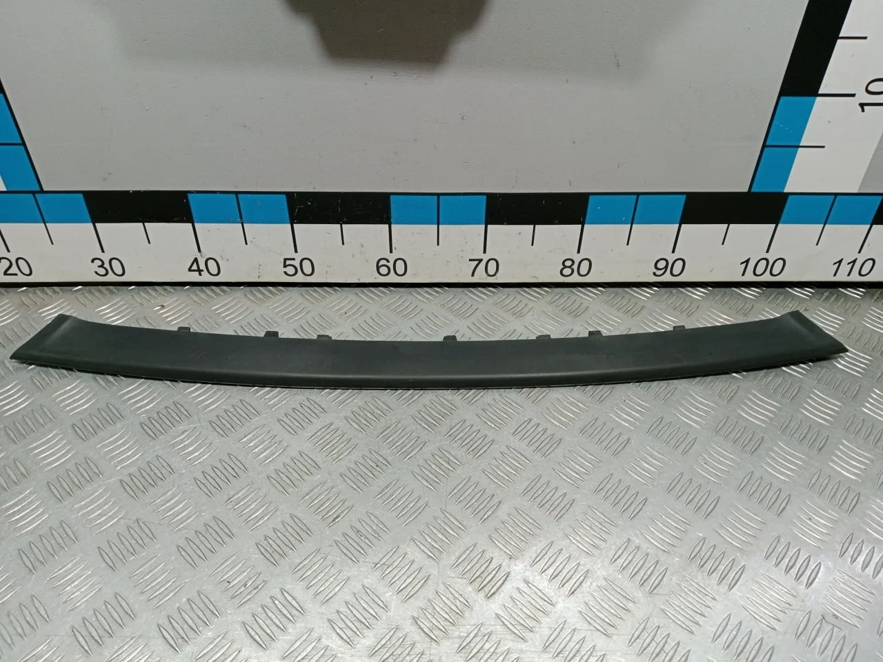 [Б/У] Накладка центральной решетки бампера [Код: 00668504 ]