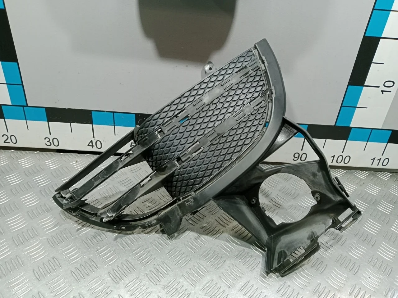 [Б/У] Решетка в бампер левая - Маленькая трещина на одном креплении [ХОРОШЕЕ] [Код: 00668506 ]