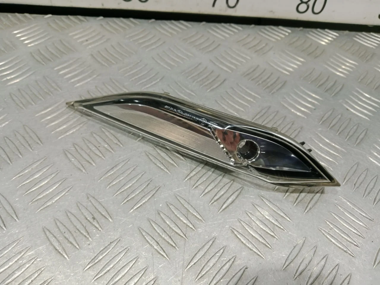 [Б/У] Указатель поворота в бампер правый - Мелкие царапины на верхней части стекла [ХОРОШЕЕ] [Код: 00668546 ]
