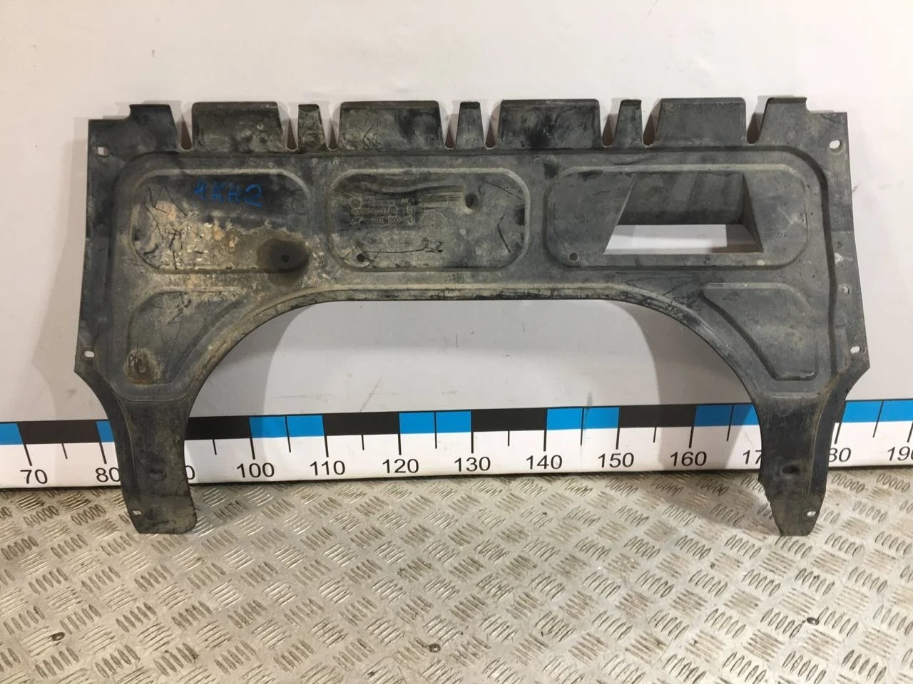 [Б/У] Защита картера двигателя - (Состояние: скол пластика) [ХОРОШЕЕ] [Код: 00667859 ]