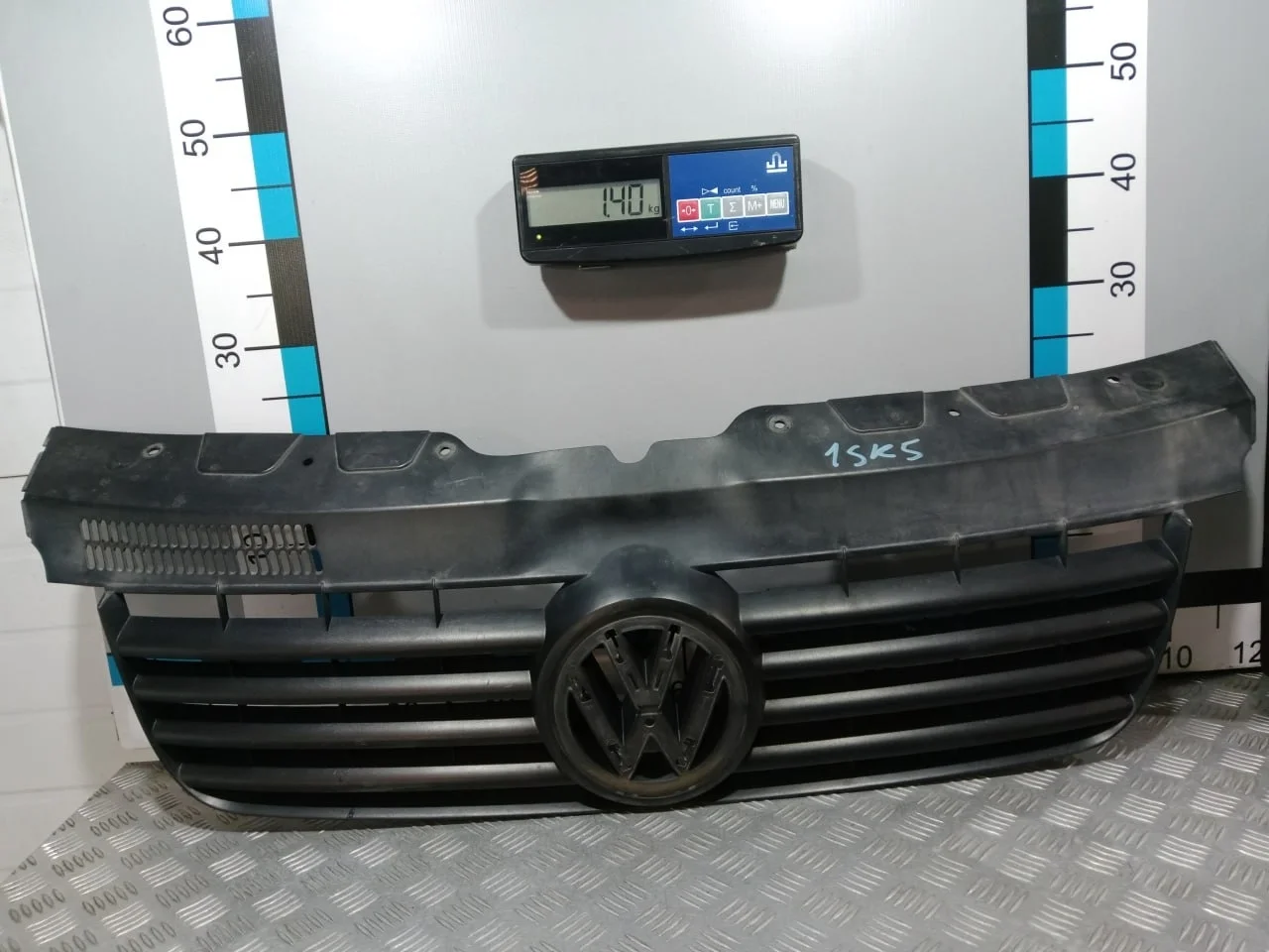 [Б/У] Решетка радиатора VW Transporter T5 - Заклеян пластик 4см, сломаны 2 крепления [Незначительные дефекты] [Код: 00668755 ]