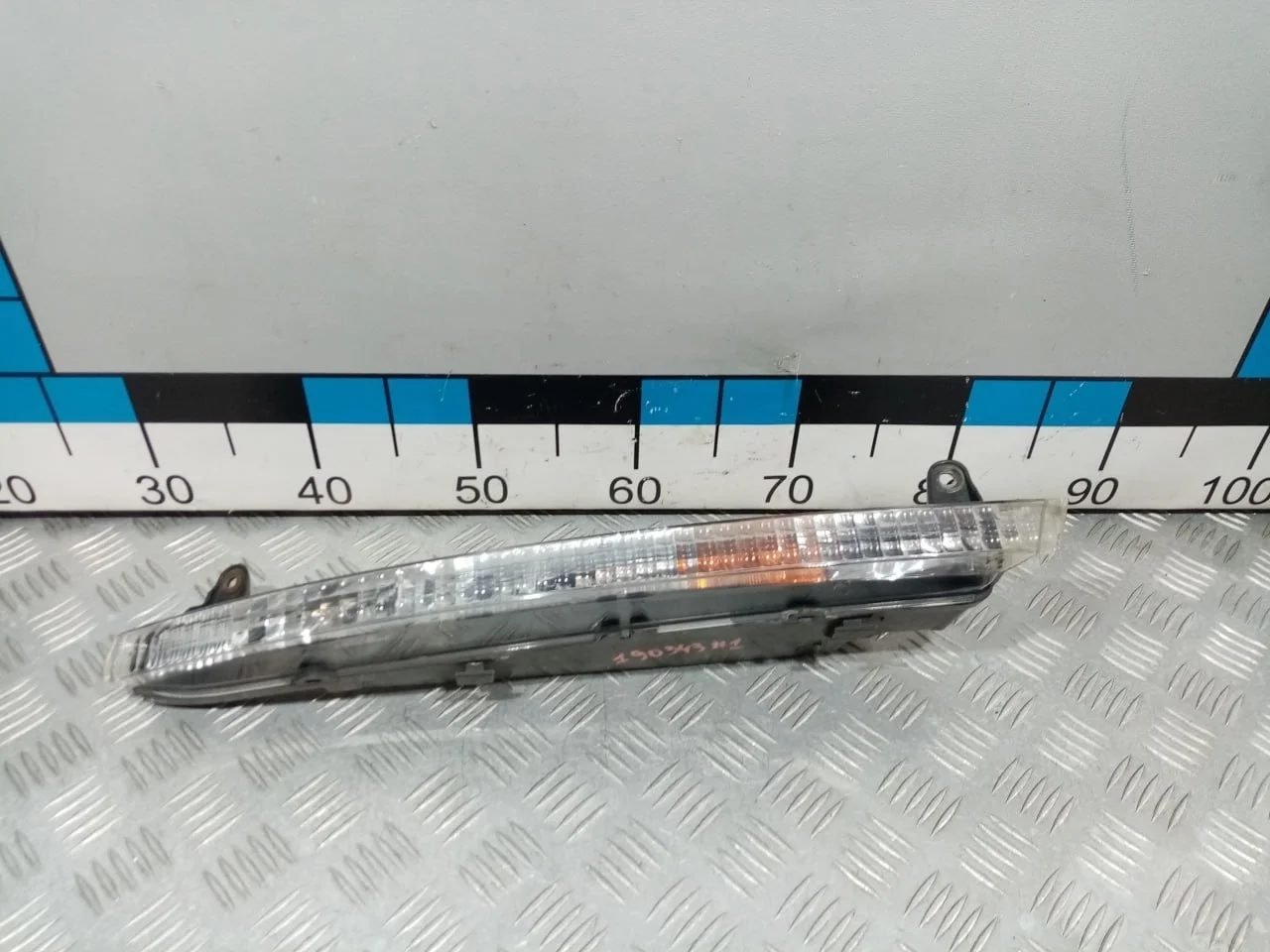 [Б/У] Указатель поворота в бампер левый - Дефект пластика [Незначительные дефекты] [Код: 00668553 ]