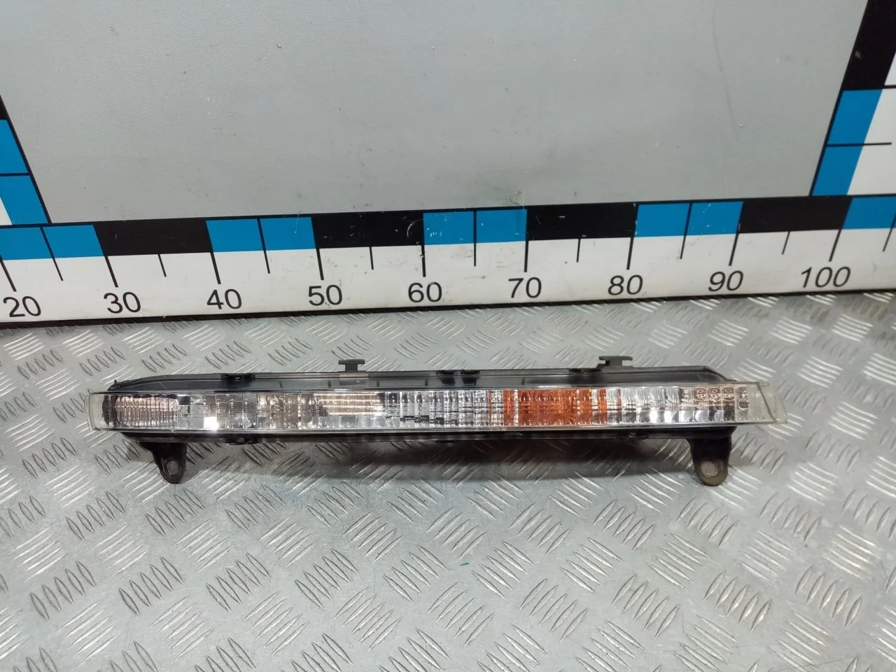 [Б/У] Указатель поворота правый в передний бампер - Дефект пластика [Незначительные дефекты] [Код: 00668556 ]