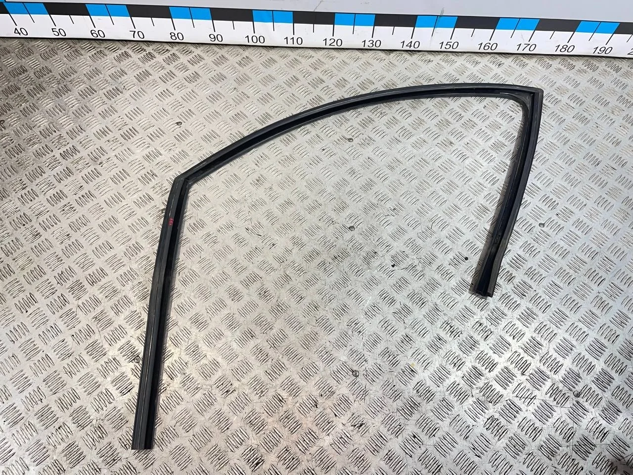 [Б/У] Уплотнитель стекла двери передней левой [Код: 00667043 ]