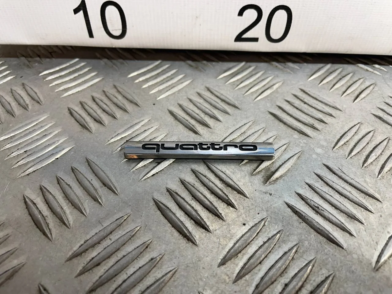 [Б/У] Эмблема на крышку багажника "QUATTRO" [Код: 00667492 ]