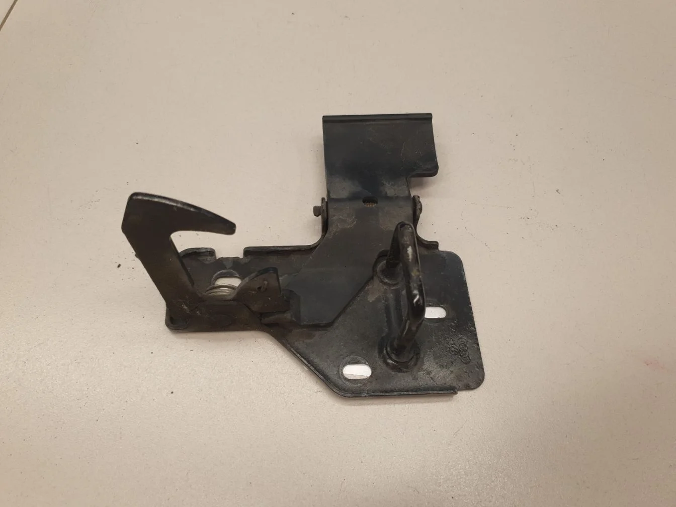 Крючок капота для Audi Q7 4L 2005-2015