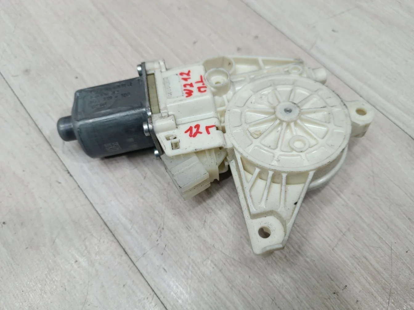 Моторчик стеклоподъёмника передний левый для Mercedes E-klasse W212 2009-2016