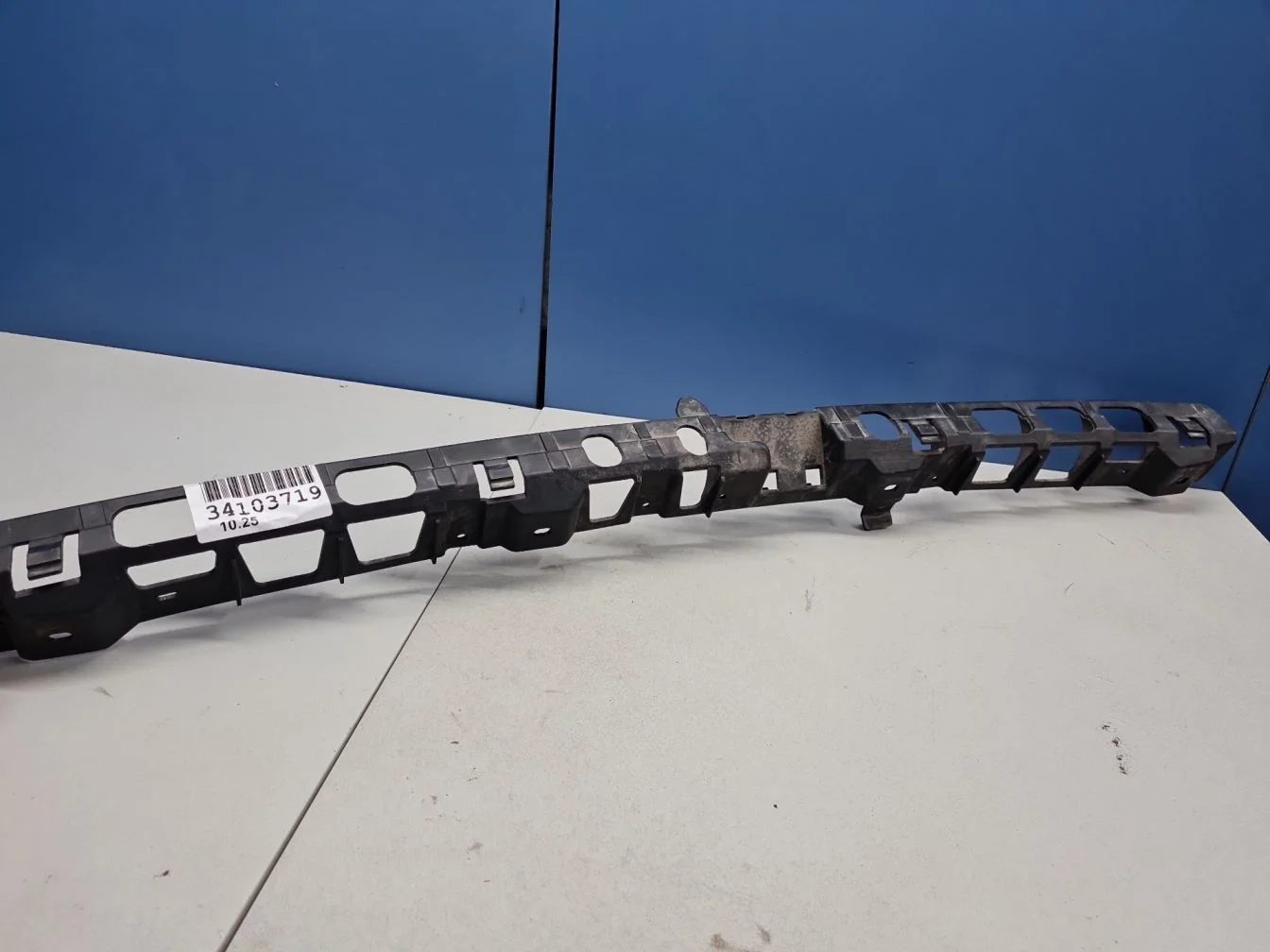 Кронштейн бампера заднего центральный для Porsche Cayenne 958 2010-2018