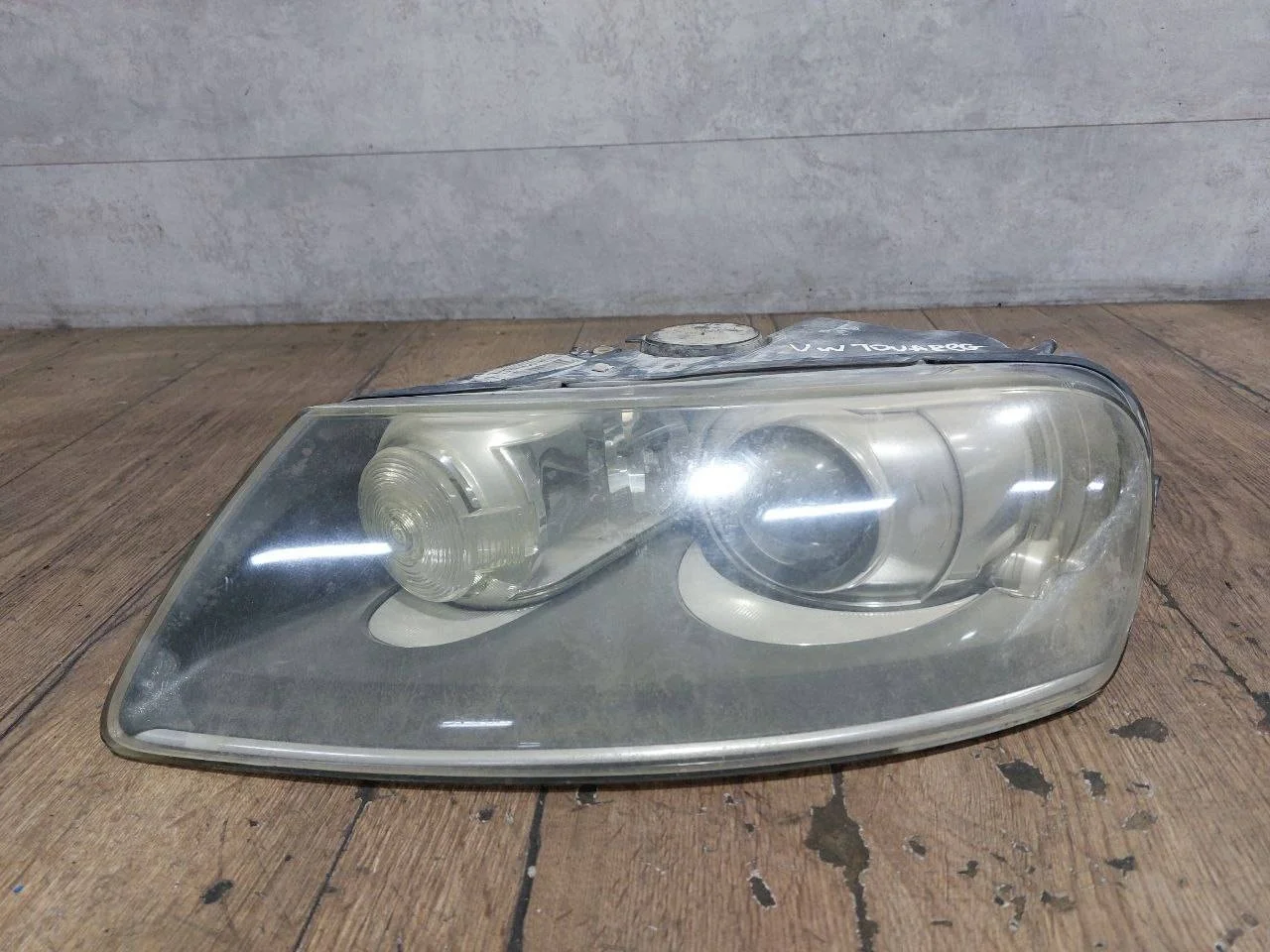 фара левая Volkswagen Touareg