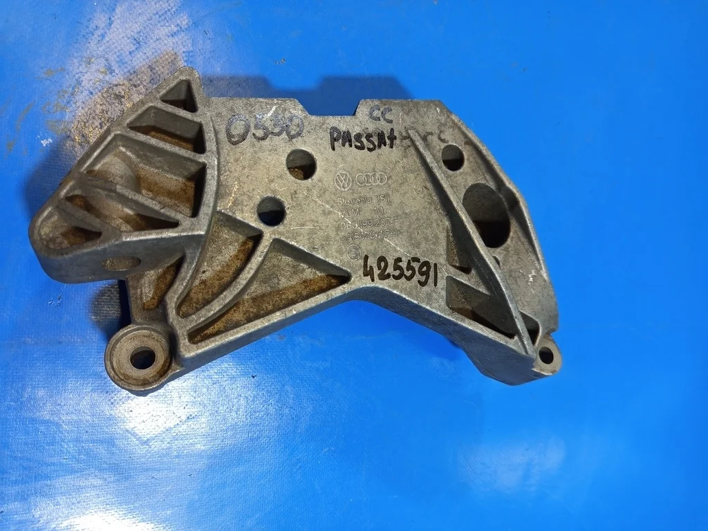 Кронштейн опоры двигателя правый VW Passat CC (20