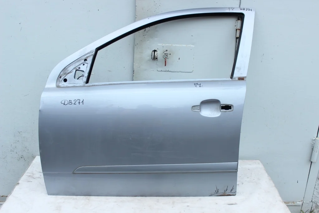 Дверь передняя левая дефект Opel Astra H ДВ271