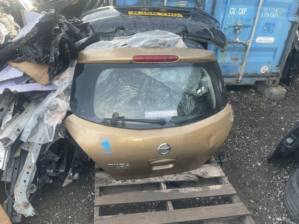 крышка багажника nissan tiida C11 европа хэтчбек