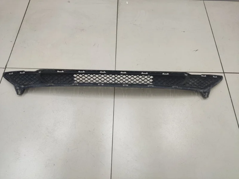 Решетка в бампер центральная Hyundai Solaris 2