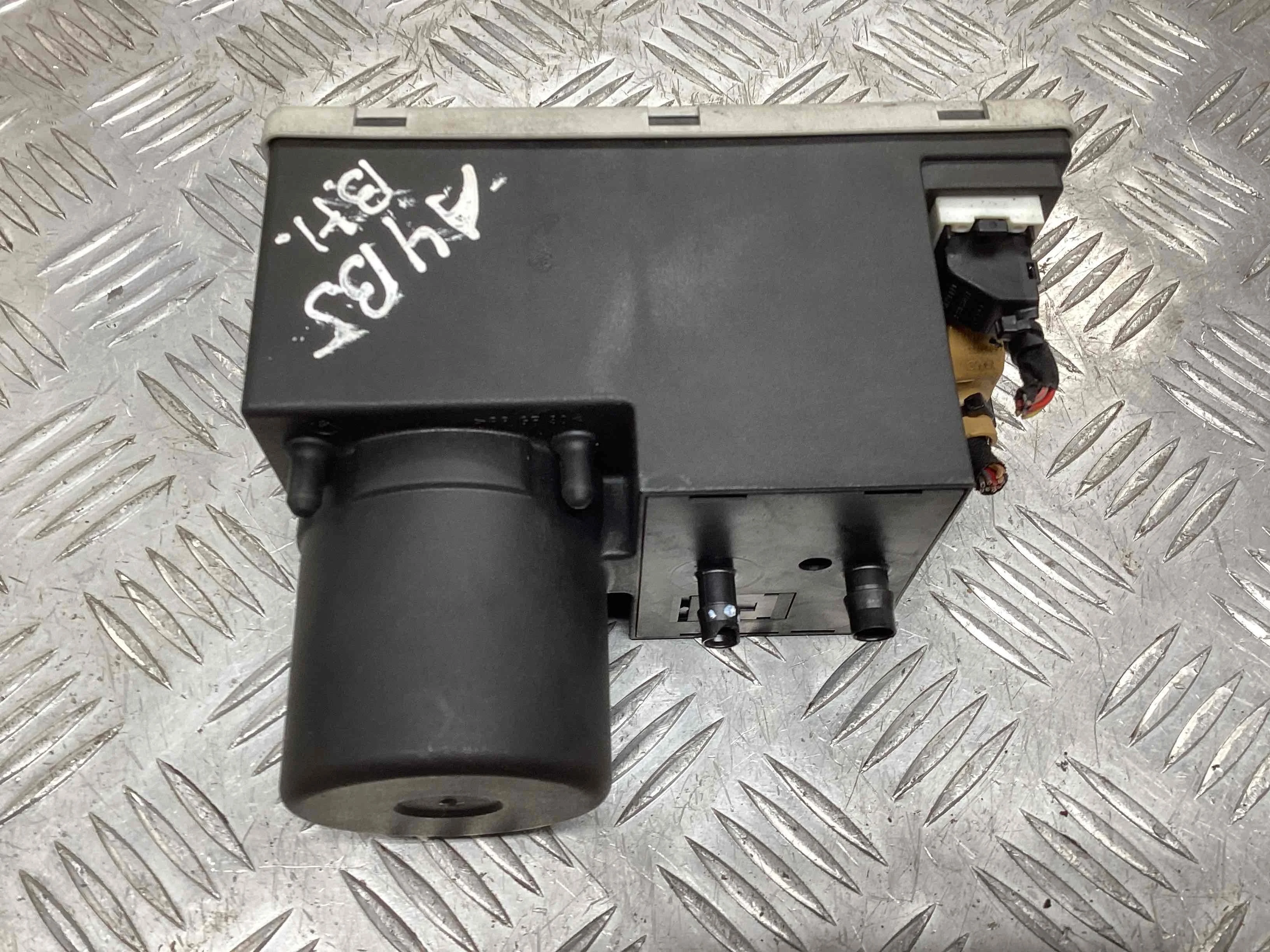 Компрессор центрального замка Audi A4 A4 B5 (8D) 1999-2001 рестайлинг 2000