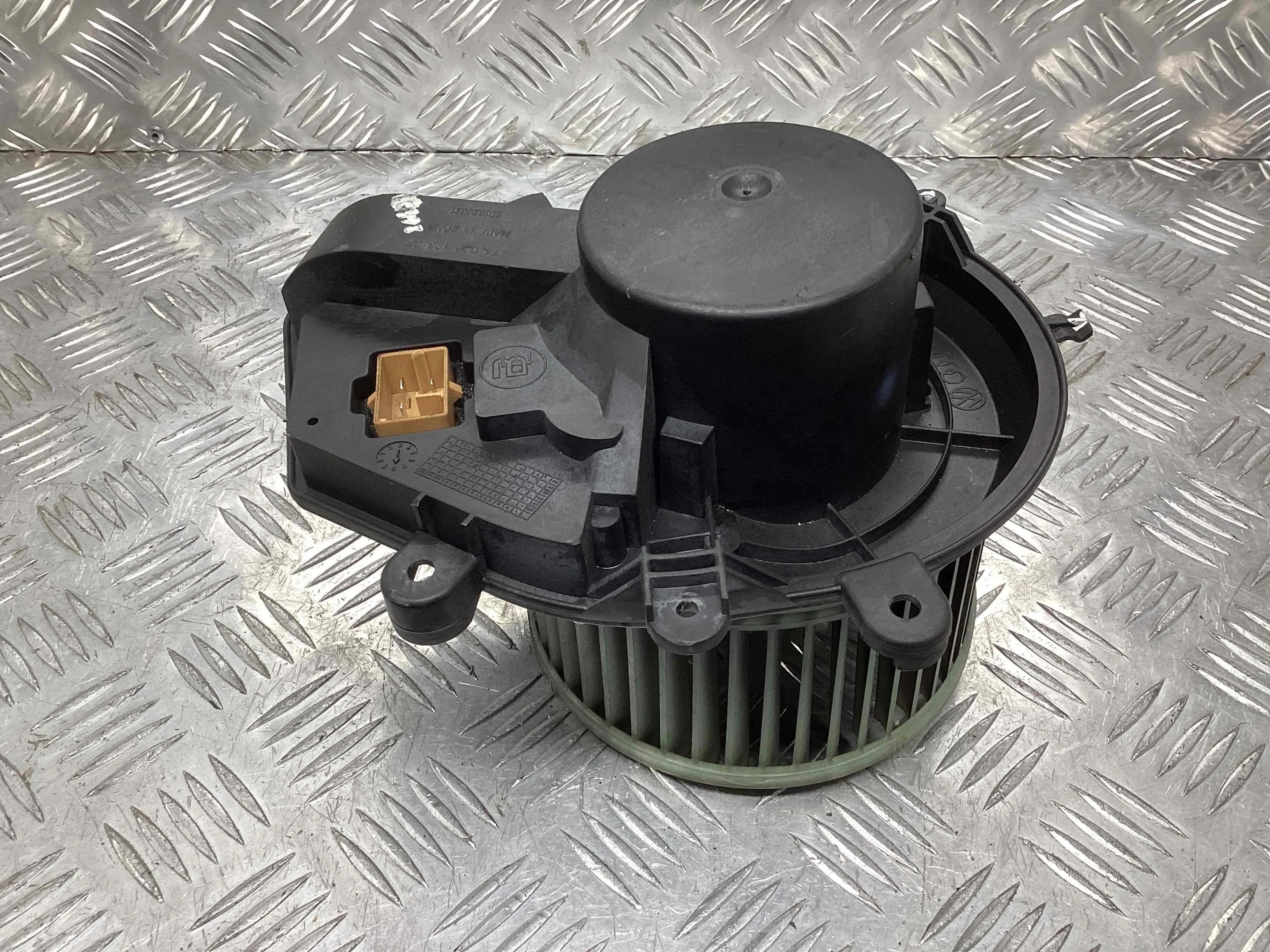 Моторчик печки Volkswagen Passat Passat B5+ (3B) 2000-2005 рестайлинг 2002 1,9 Дизель МКПП Универсал.