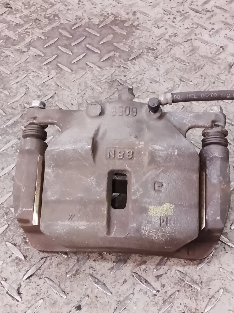 Суппорт тормозной Nissan X-Trail 41011JD00A T31, передний левый