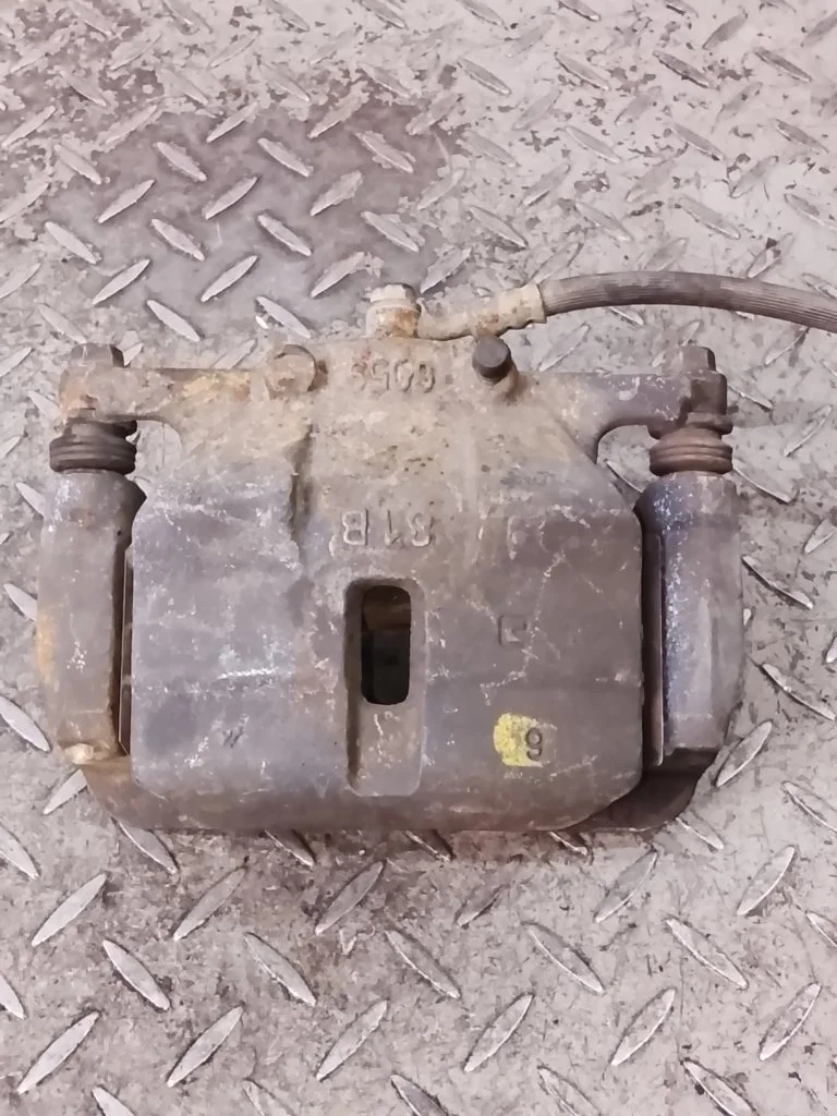 Суппорт тормозной Nissan X-Trail 41011JD00A T31, передний левый