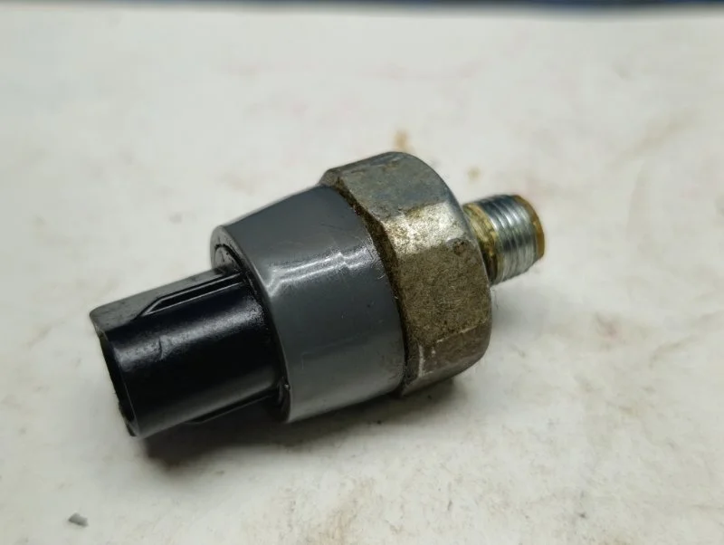 Датчик уровня масла в двигателе Toyota Passo 2016 8353028020 M700A 1.0 1KR-FE